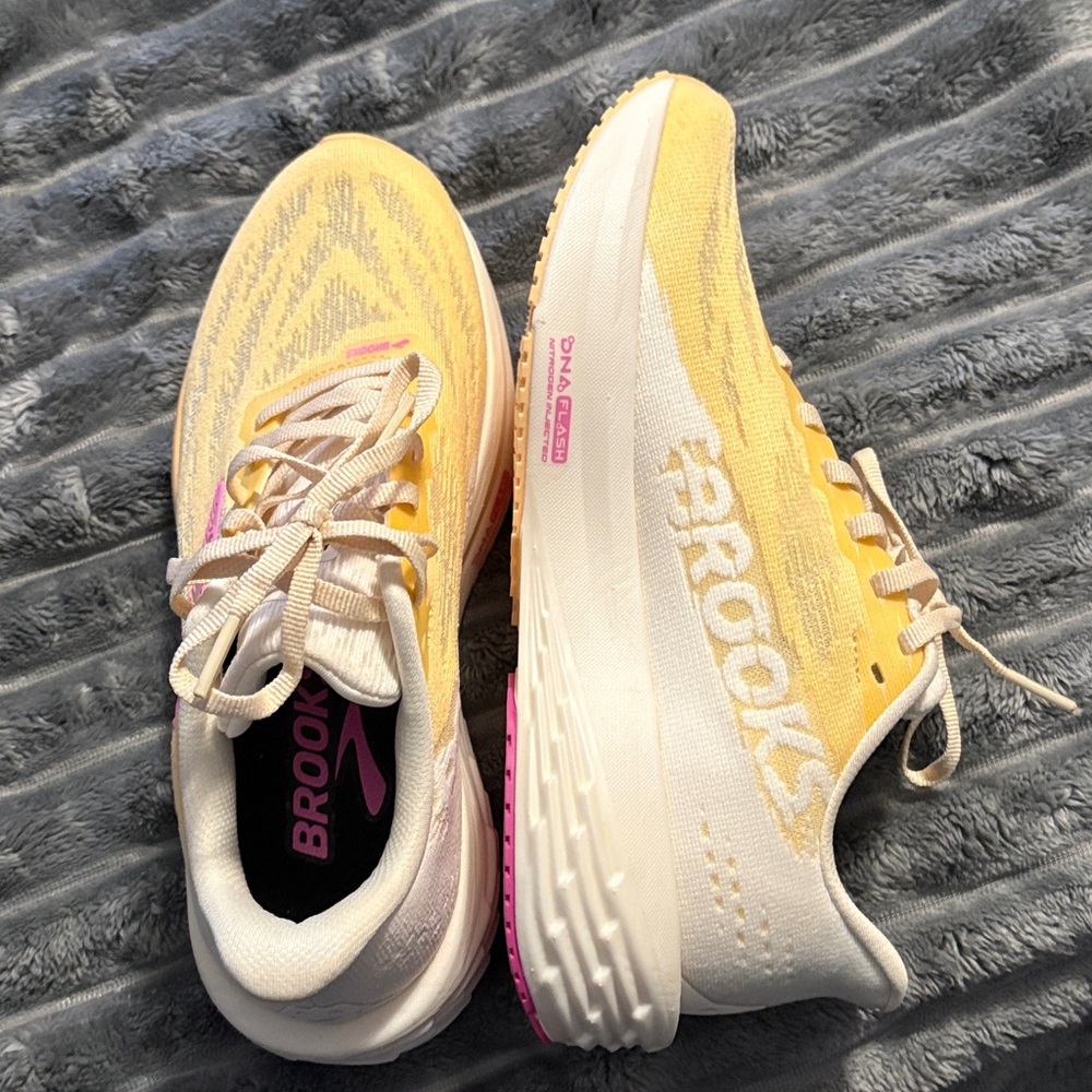 Brooks Launch 11 Women's Vibrant Yellow Sneakers - Picture 2 of 5